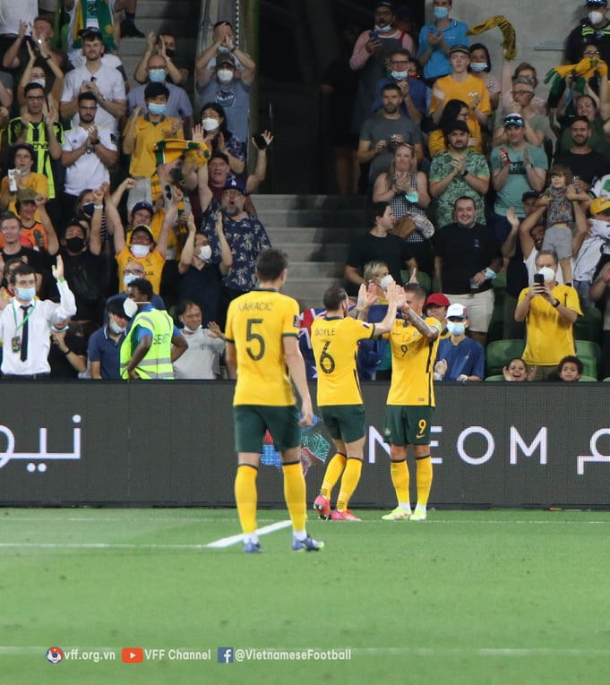 Maclaren ăn mừng bàn thắng mở tỉ số của tuyển Australia. Ảnh: VFF