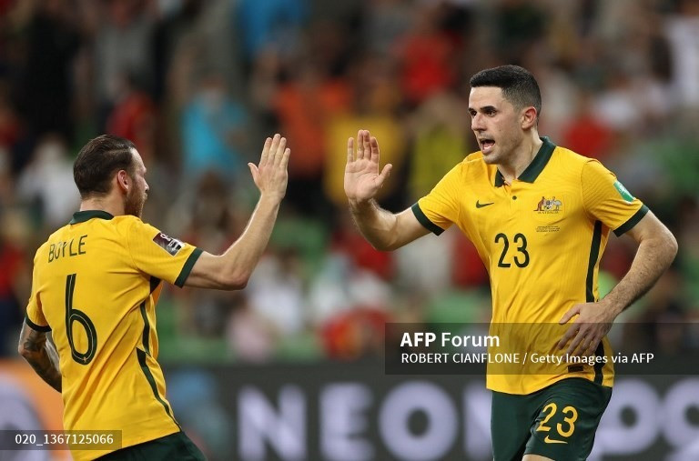 Tuyển Australia dễ dàng ghi 2 bàn vào lưới tuyển Việt Nam. Ảnh: AFP