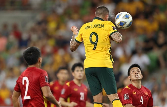 Cú đánh đầu thành bàn của Maclaren vào lưới tuyển Việt Nam ở trận đấu chiều 27.1.2022. Ảnh: Getty