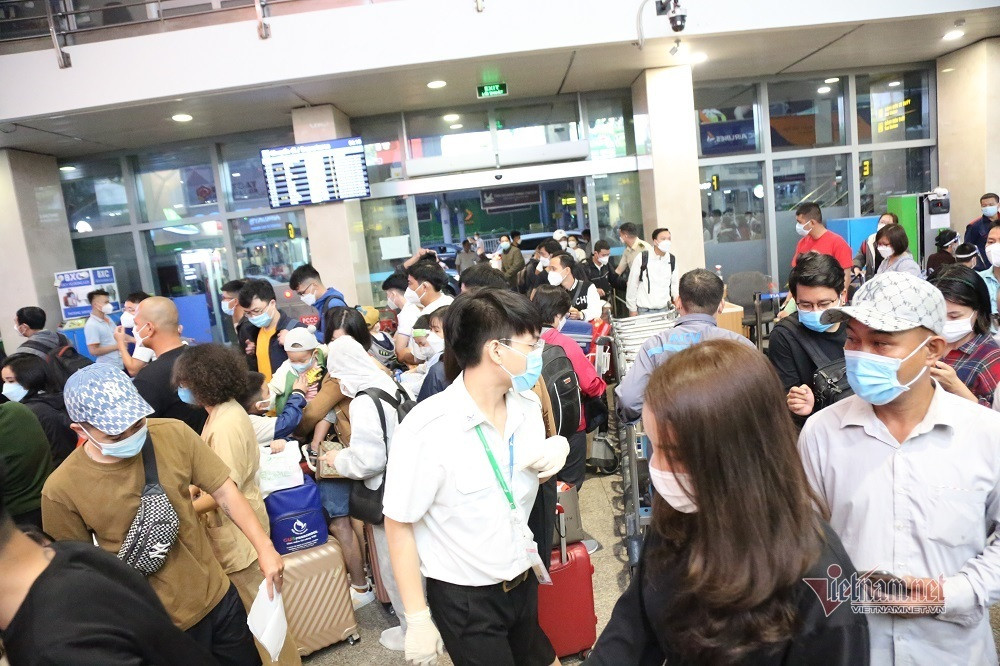 Tân Sơn Nhất tái diễn cảnh đông nghẹt, khách nằm la liệt giữa sân bay