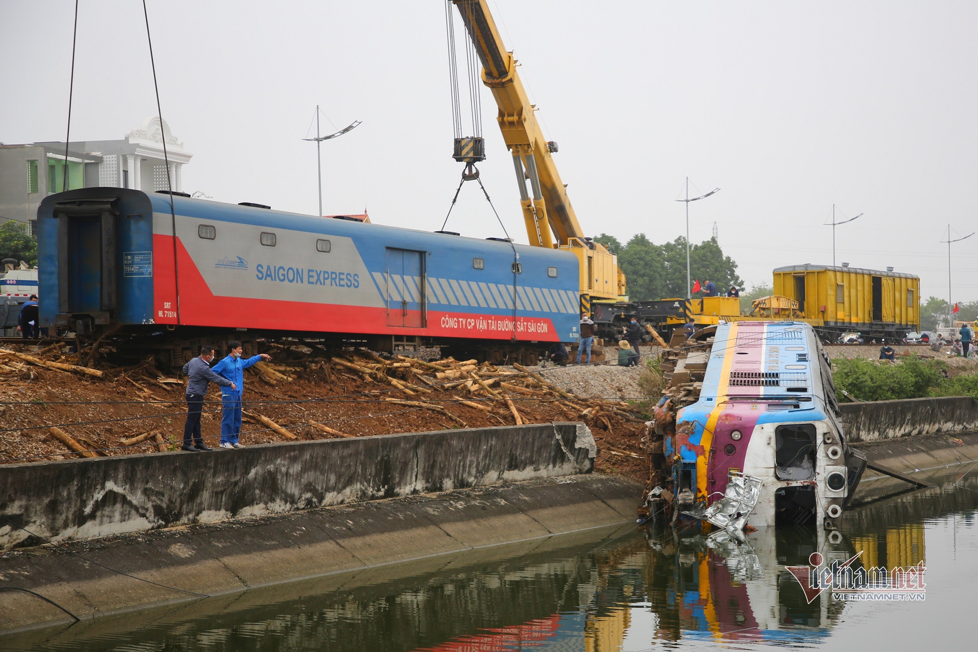 ‘Siêu cần cẩu’ 100 tấn giải cứu đầu máy bị đổ xuống mương ở Hà Nam