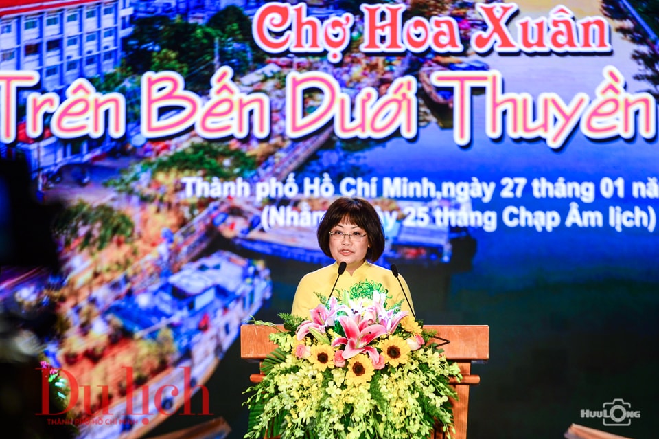 Biển người đổ về chợ hoa