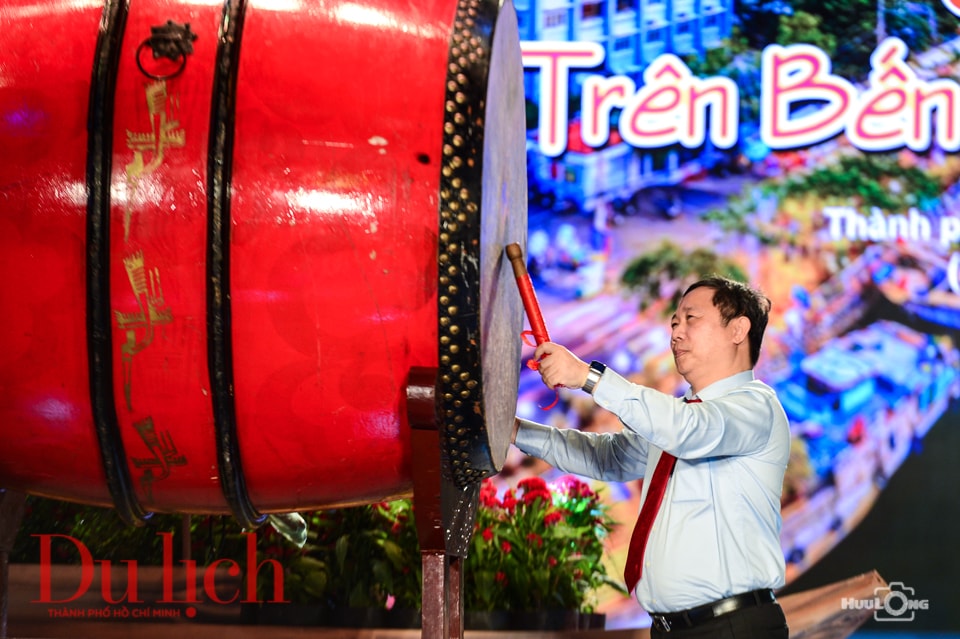 Biển người đổ về chợ hoa