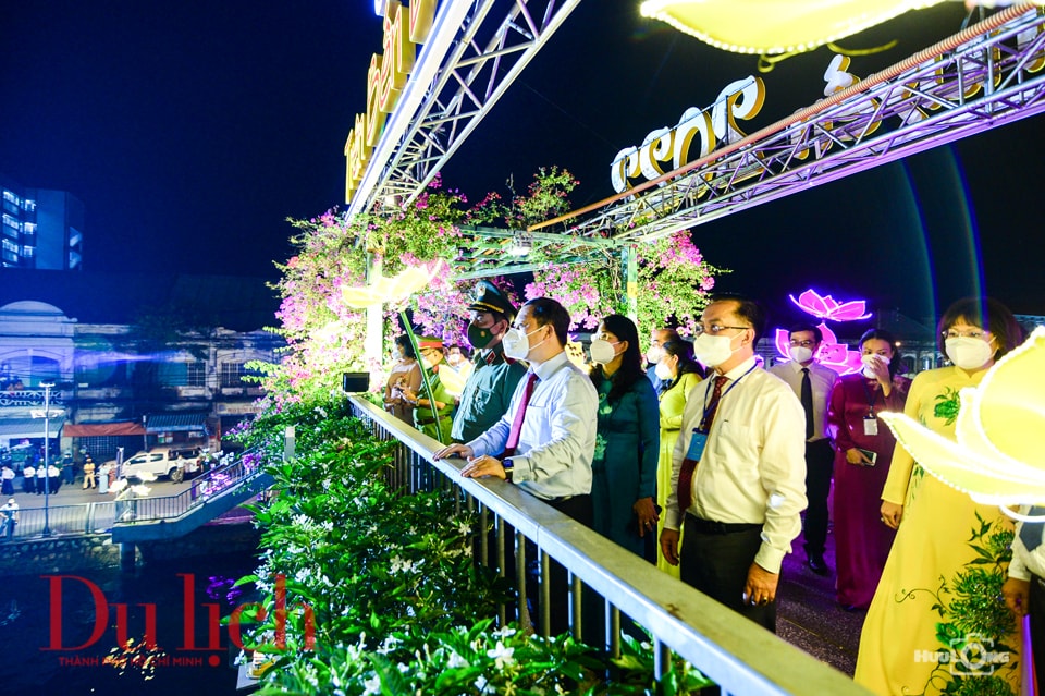 Biển người đổ về chợ hoa