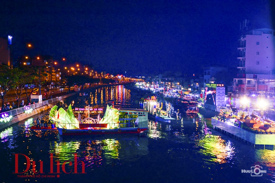 Biển người đổ về chợ hoa