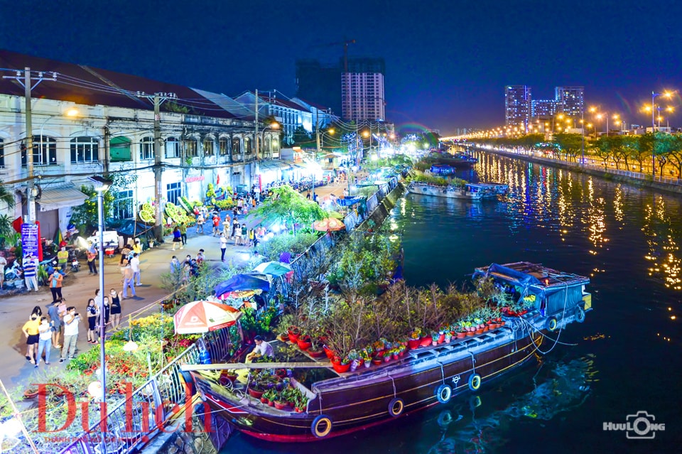 Biển người đổ về chợ hoa