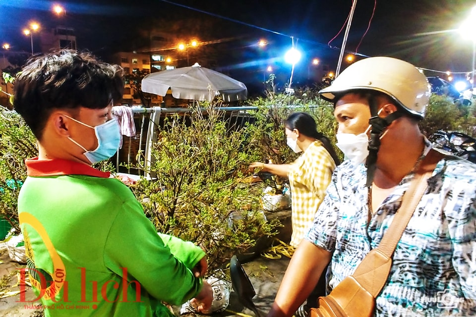 Biển người đổ về chợ hoa