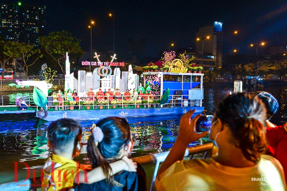 Biển người đổ về chợ hoa