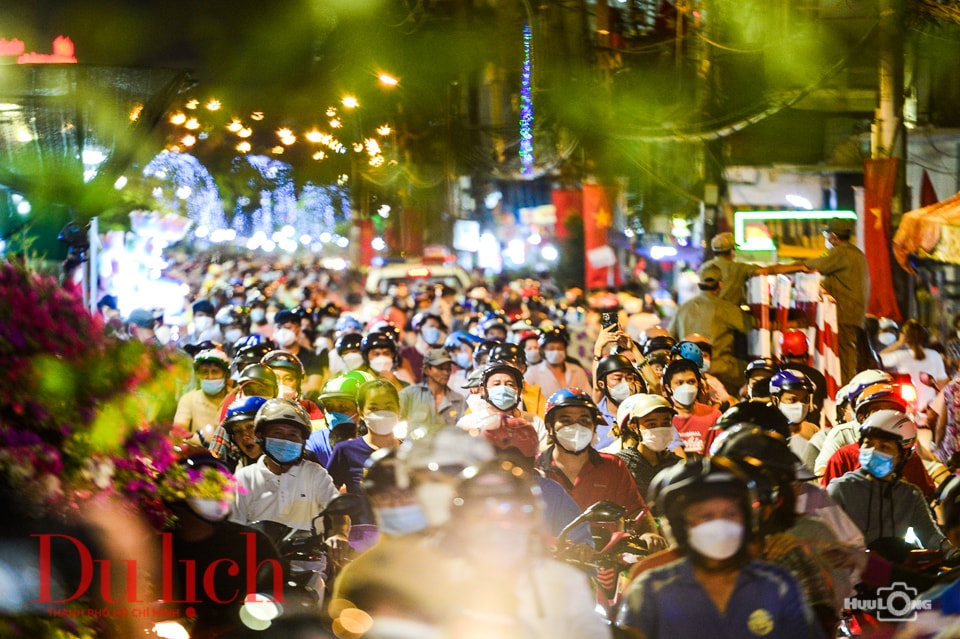 Biển người đổ về chợ hoa