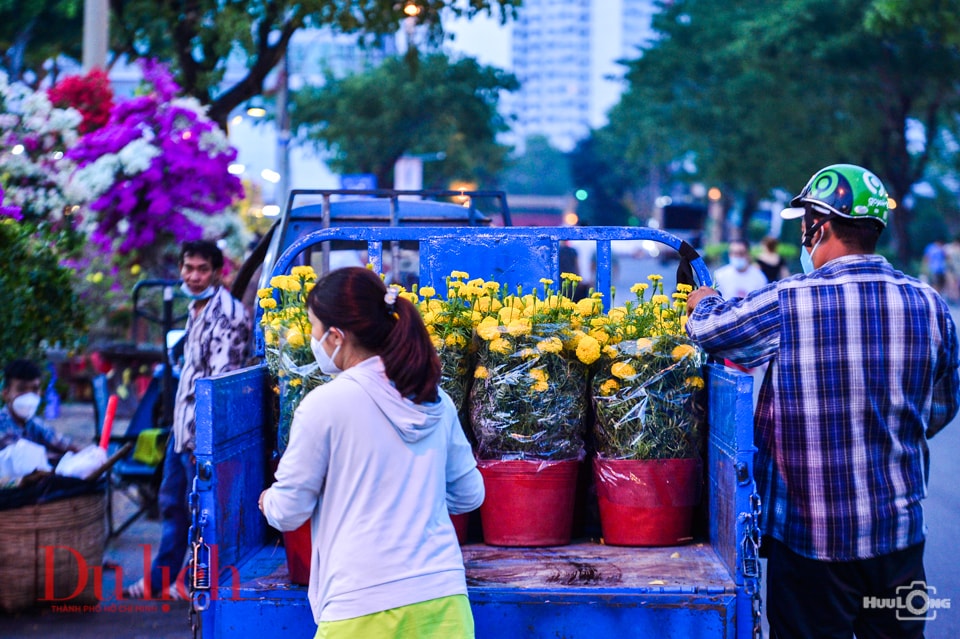 Dập dìu khách tham quan Đường hoa Phú Mỹ Hưng trước giờ khai mạc - 16