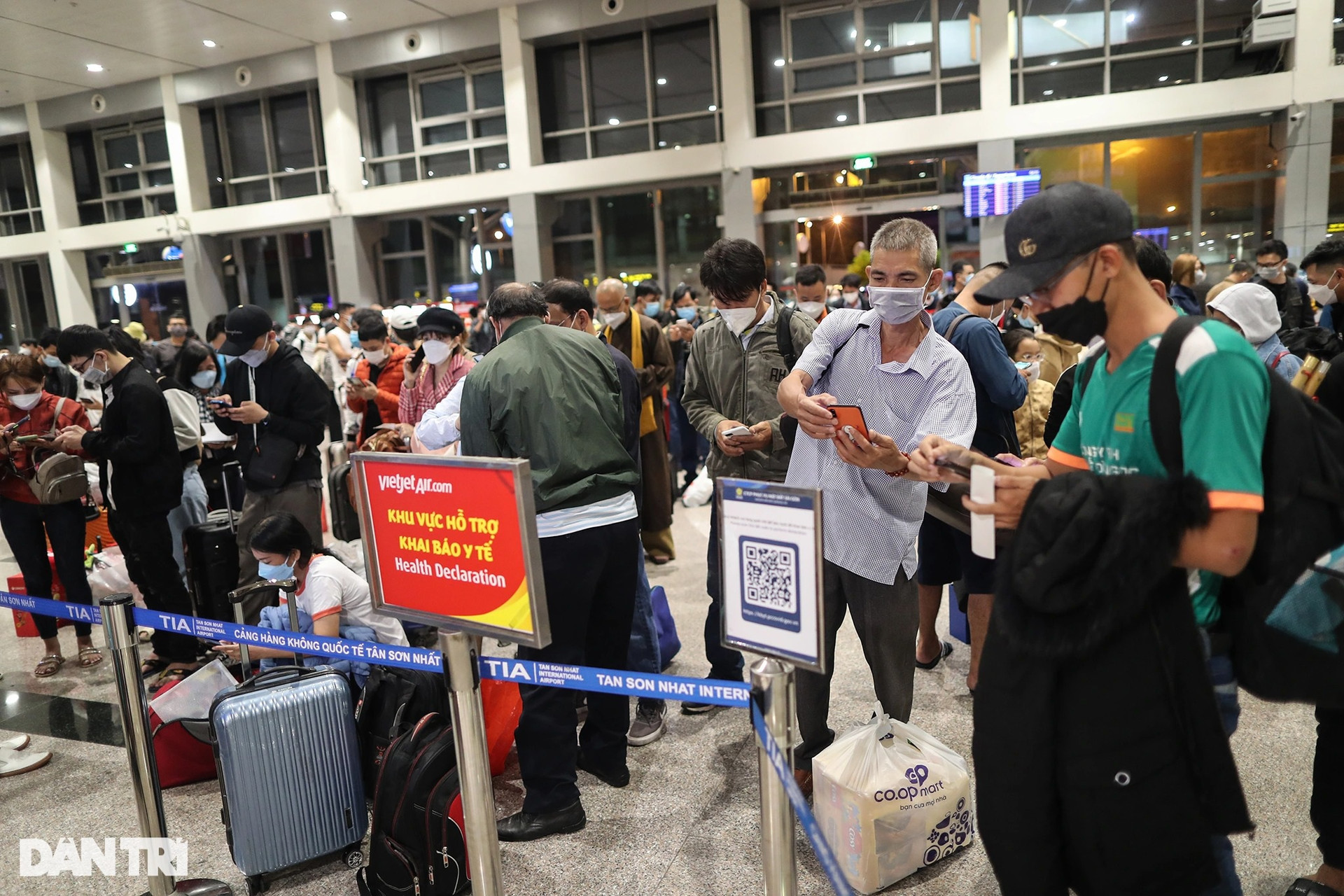 Khách vạ vật từ đêm tới sáng ở sân bay Tân Sơn Nhất chờ chuyến bay về quê - 6