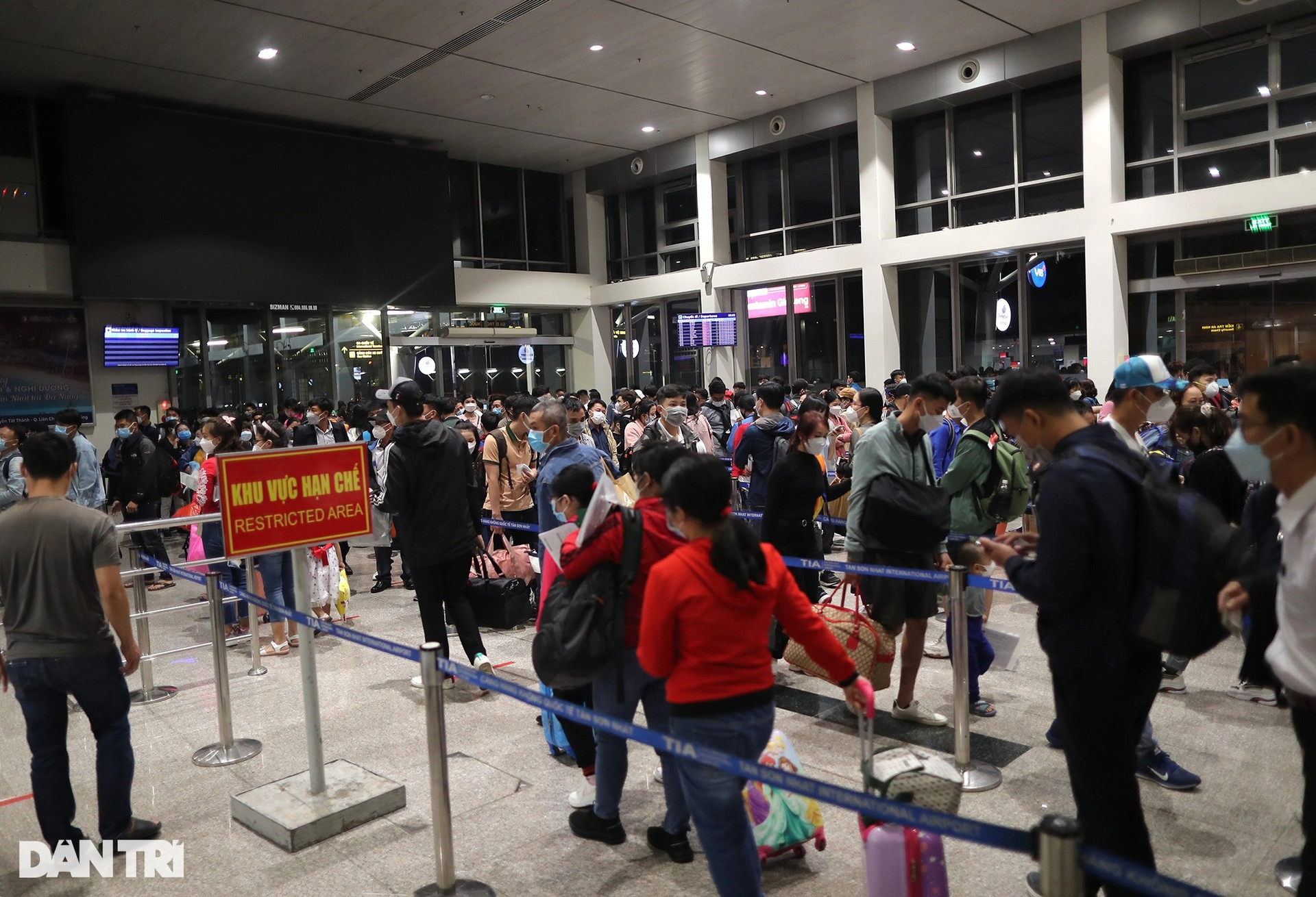 Khách vạ vật từ đêm tới sáng ở sân bay Tân Sơn Nhất chờ chuyến bay về quê - 3