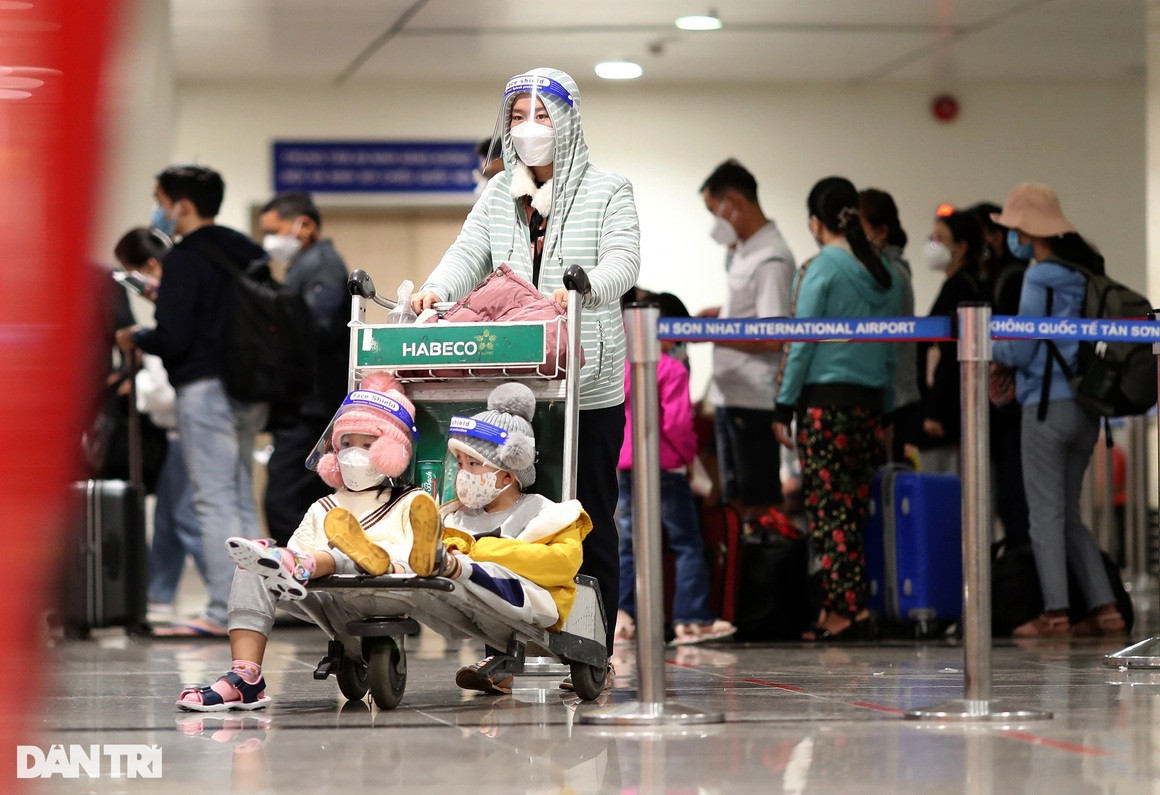 Khách vạ vật từ đêm tới sáng ở sân bay Tân Sơn Nhất chờ chuyến bay về quê - 7
