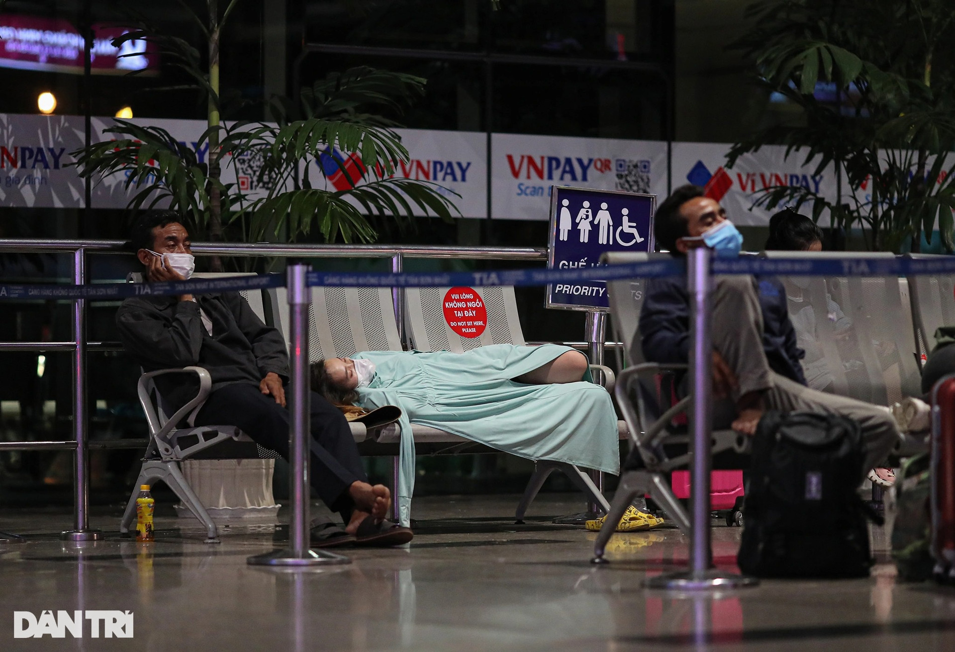 Khách vạ vật từ đêm tới sáng ở sân bay Tân Sơn Nhất chờ chuyến bay về quê - 10