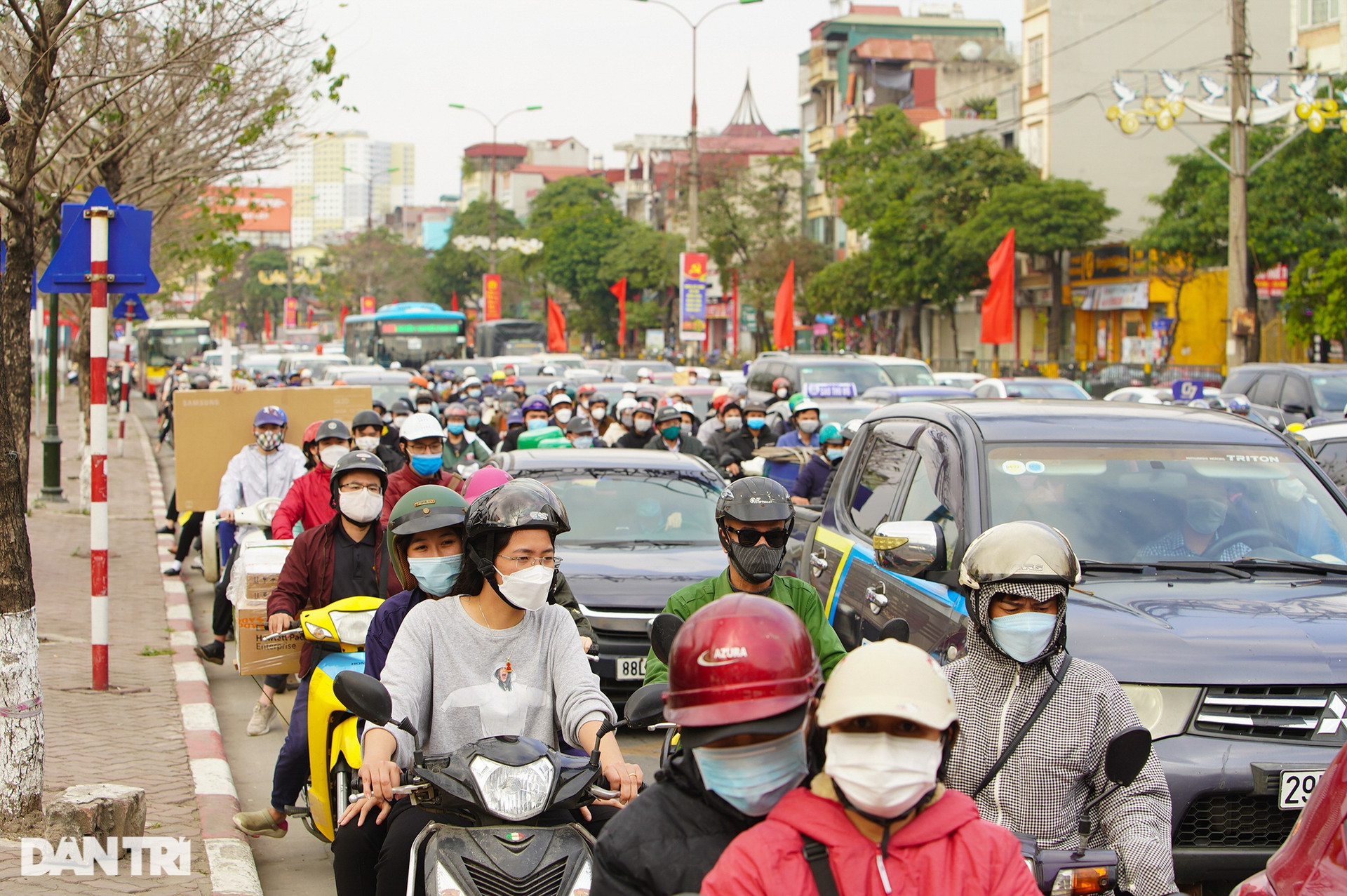 Hàng vạn người rời Hà Nội về quê trong ngày làm việc cuối cùng năm Tân Sửu - 7