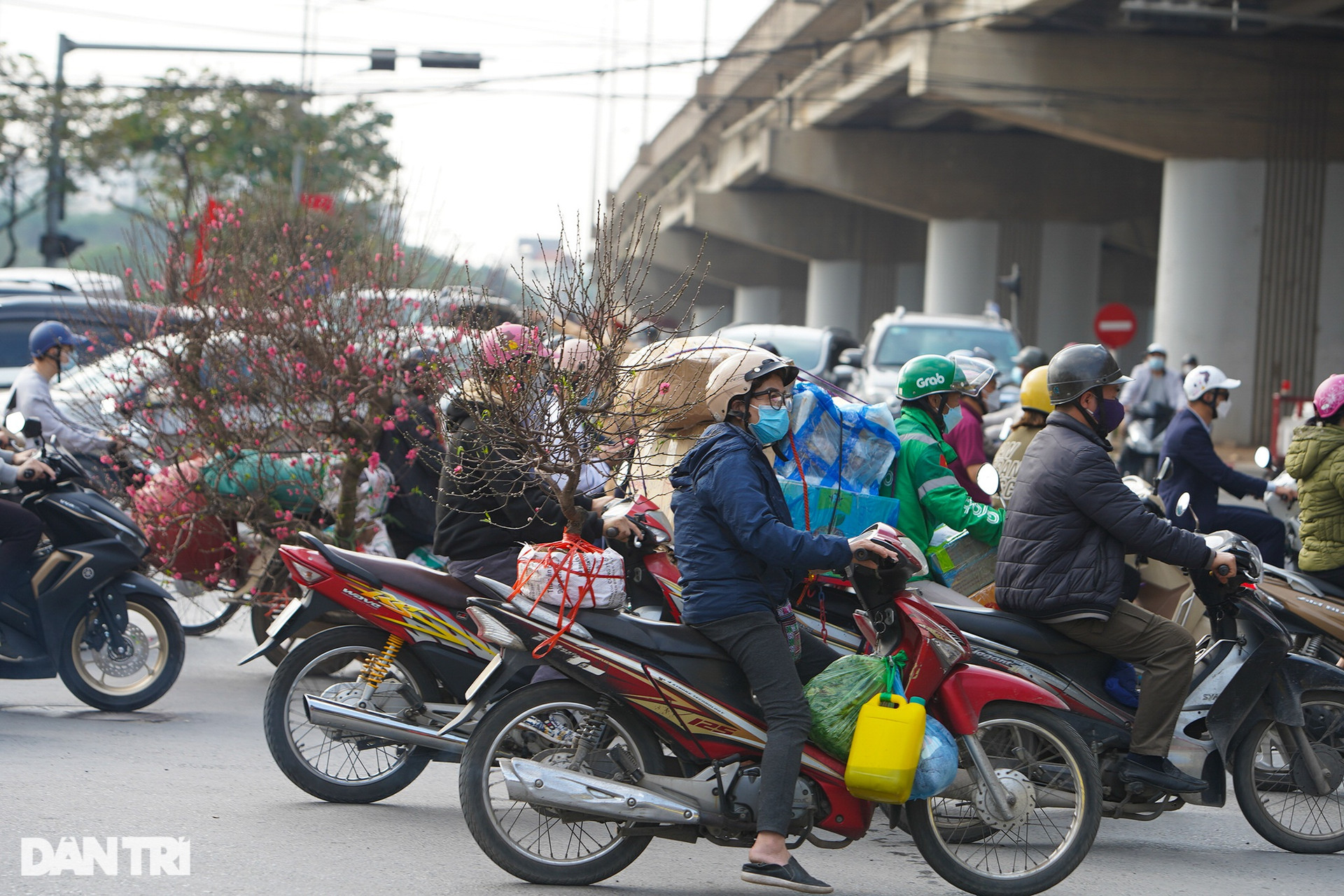 Hàng vạn người rời Hà Nội về quê trong ngày làm việc cuối cùng năm Tân Sửu - 9