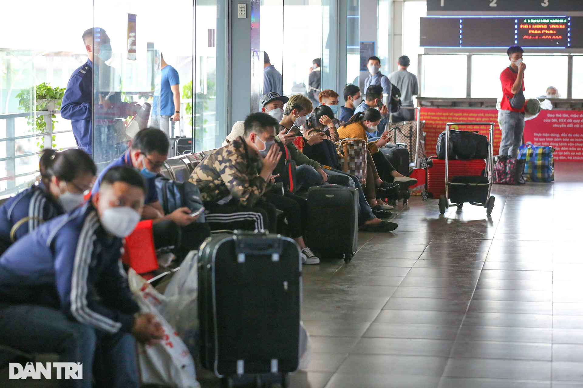 Hàng vạn người rời Hà Nội về quê trong ngày làm việc cuối cùng năm Tân Sửu - 12