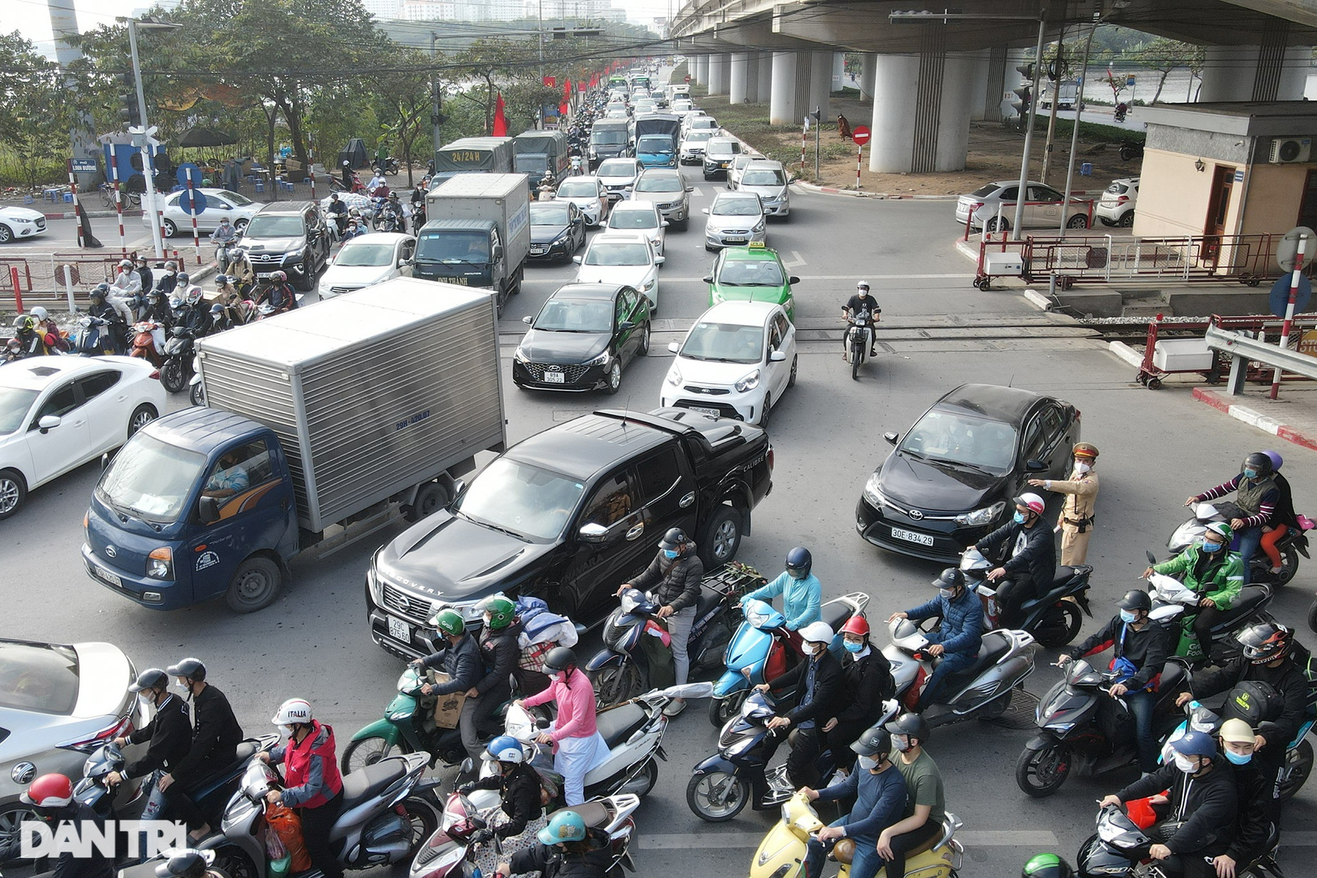 Hàng vạn người rời Hà Nội về quê trong ngày làm việc cuối cùng năm Tân Sửu - 6