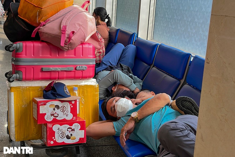 Hàng loạt khách bị kẹt ở sân bay Tân Sơn Nhất vì hãng bay đổi giờ cất cánh - 3