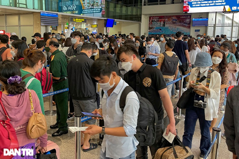 Hàng loạt khách bị kẹt ở sân bay Tân Sơn Nhất vì hãng bay đổi giờ cất cánh - 2