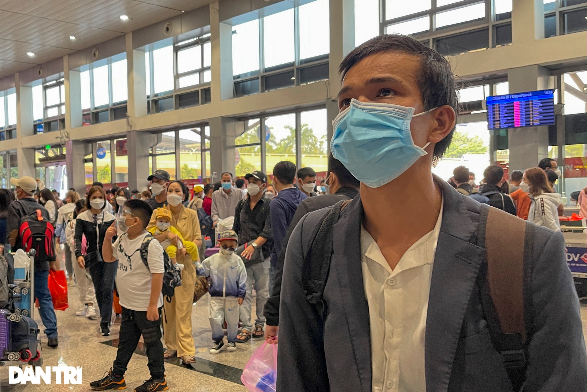 Hàng loạt khách bị kẹt ở sân bay Tân Sơn Nhất vì hãng bay đổi giờ cất cánh - 1
