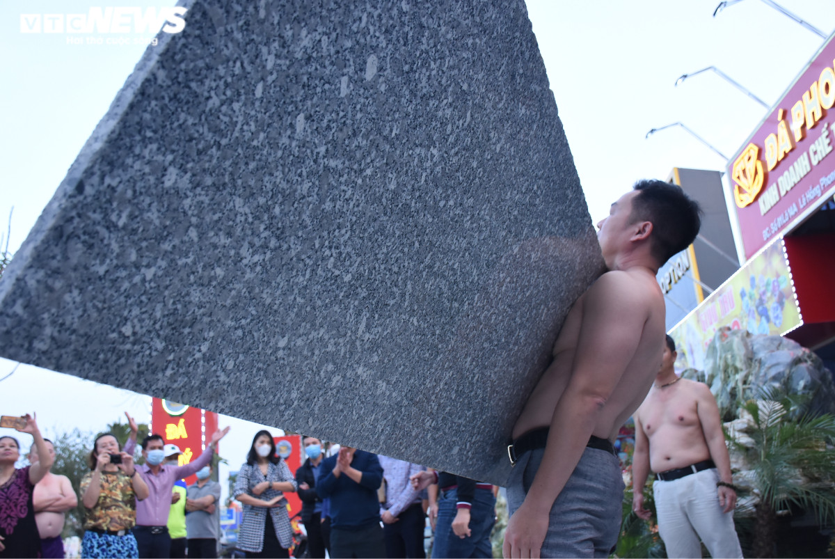 Ảnh: Cận cảnh 'người nam châm' ở Hải Phòng dính hút phiến đá 140kg - 3