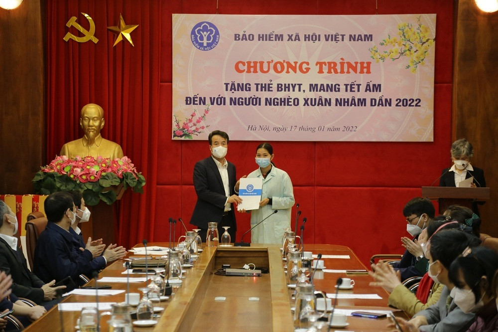 BHXH Việt Nam: Trao tặng gần 600 sổ BHXH, hơn 10 nghìn thẻ BHYT cho người dân - 2