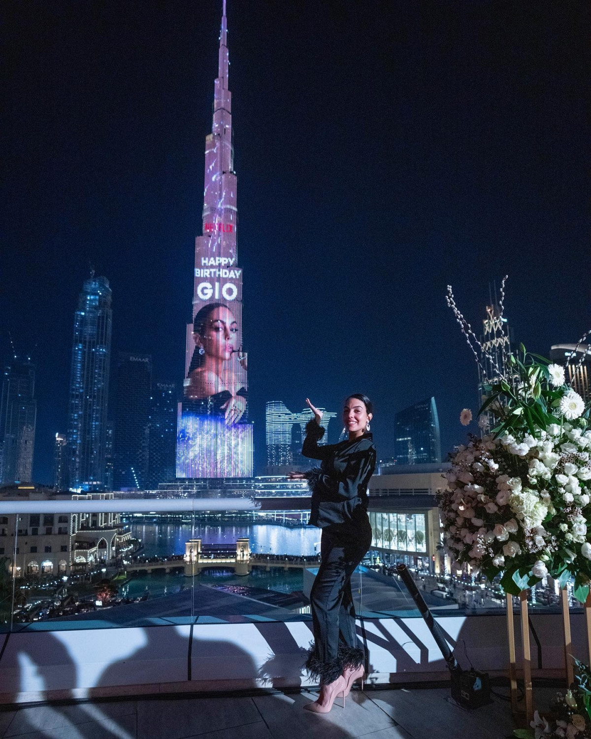 CR7 đã thuê mặt tiền tòa tháp Burj Khalifa ở Dubai để trình chiếu đoạn video chúc mừng sinh nhật bạn gái, bắt đầu với hình ảnh Georgina Rodriguez và kết thúc với dòng chữ 