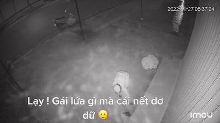 Clip: Cô gái dừng xe bên lề đường tập thể dục, hành động kém duyên sau đó khiến chủ nhà phải 'bóc phốt' Ảnh 3