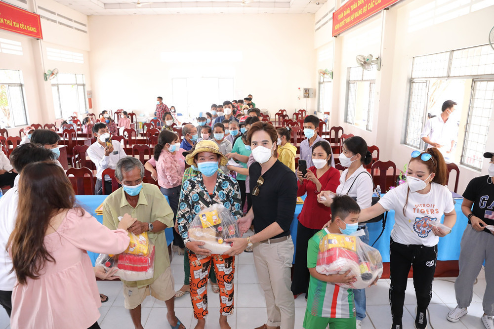 Đoàn Minh Tài trao quà Tết cho người nghèo, trẻ nhiễm chất độc da cam