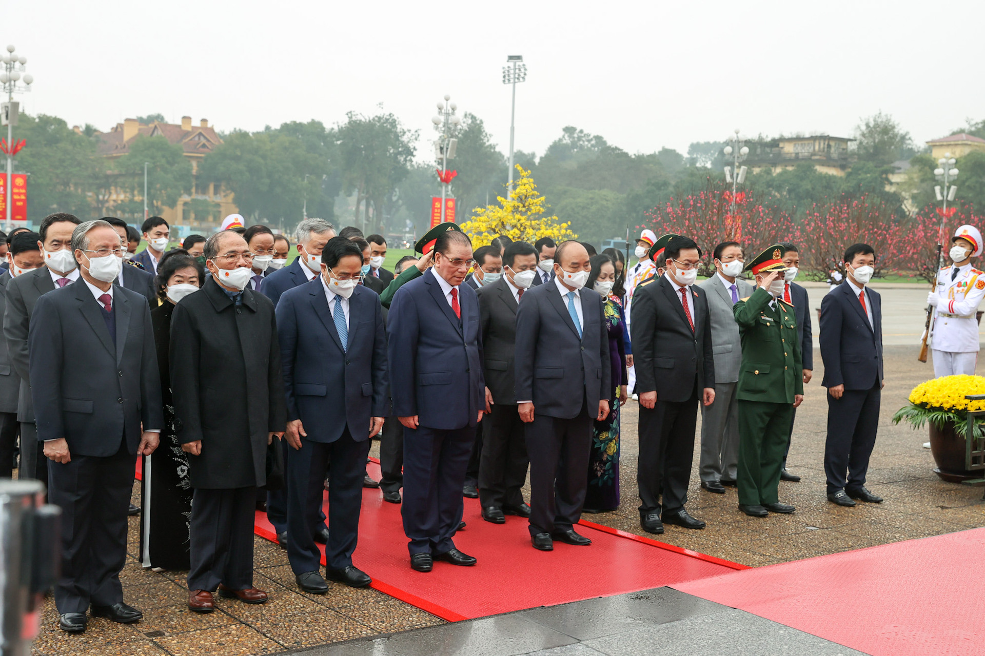 Lãnh đạo Đảng, Nhà nước vào Lăng viếng Chủ tịch Hồ Chí Minh - Ảnh 2.
