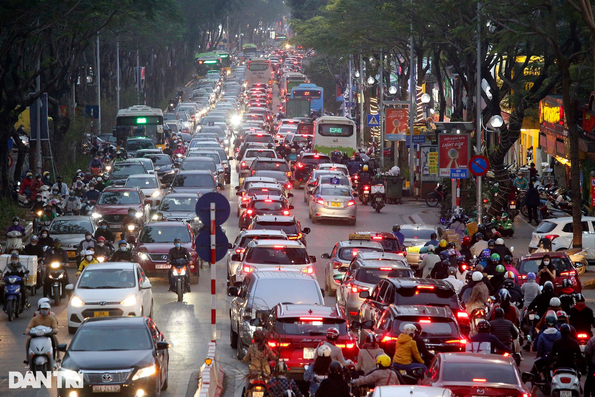 Nhiều tuyến phố trung tâm Hà Nội ùn ứ nghiêm trọng những ngày giáp Tết - 7