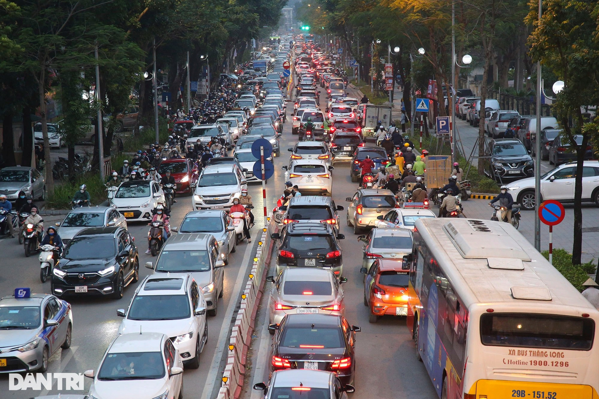 Nhiều tuyến phố trung tâm Hà Nội ùn ứ nghiêm trọng những ngày giáp Tết - 8