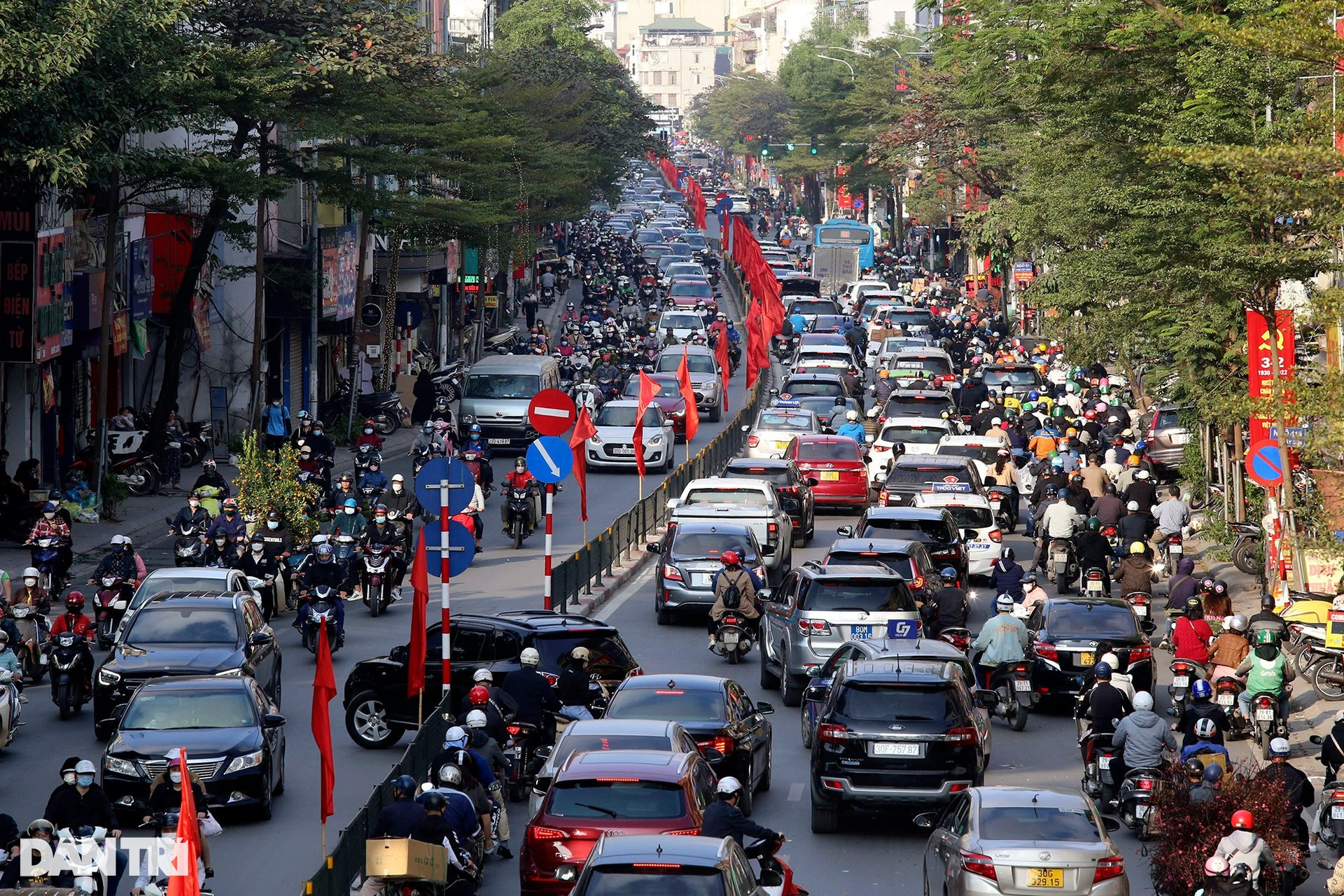 Nhiều tuyến phố trung tâm Hà Nội ùn ứ nghiêm trọng những ngày giáp Tết - 9