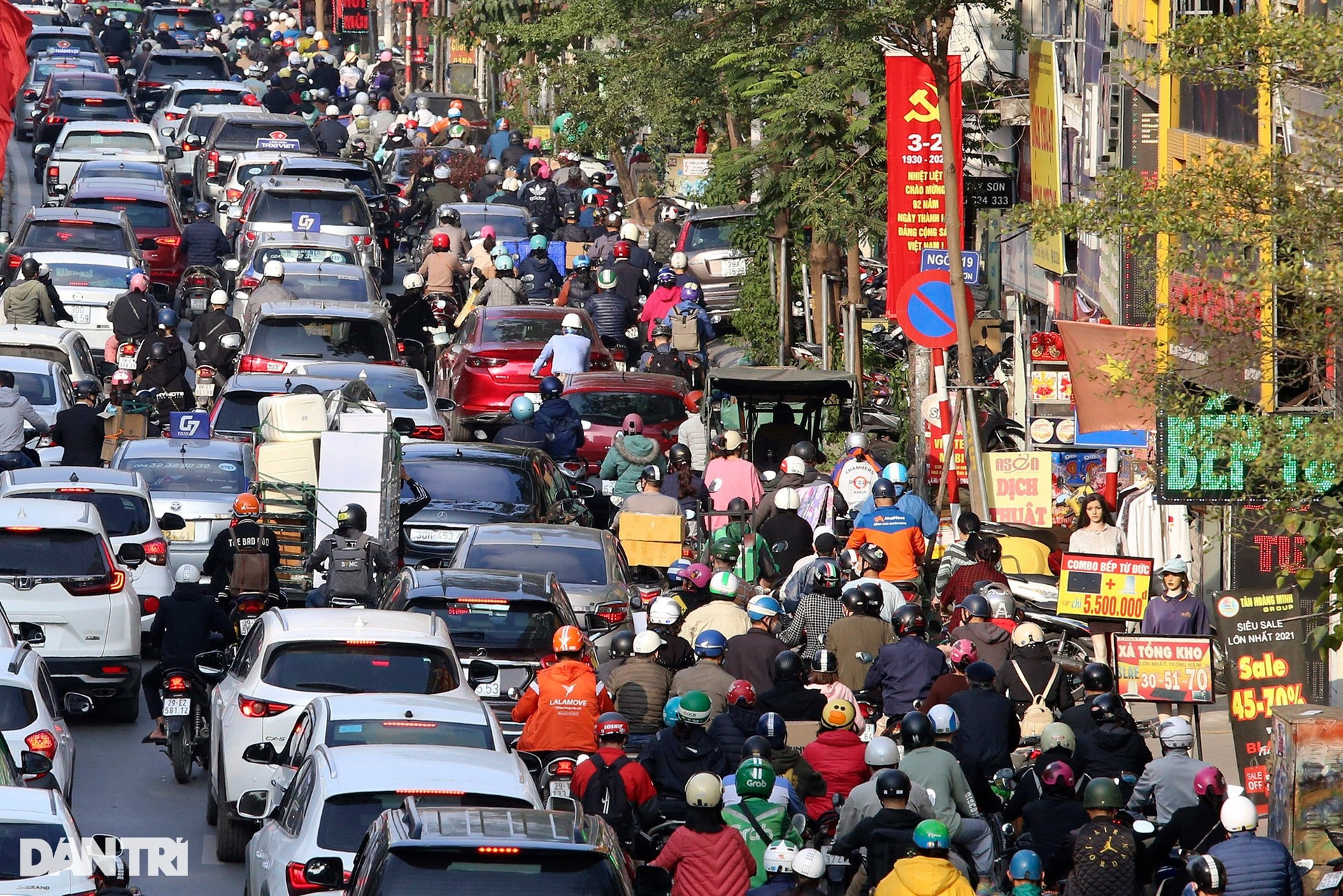 Nhiều tuyến phố trung tâm Hà Nội ùn ứ nghiêm trọng những ngày giáp Tết - 10