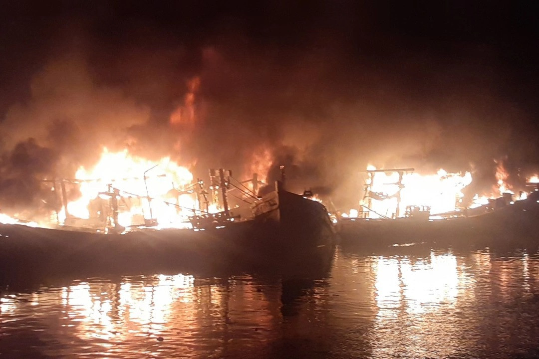 Tạm giữ nghi can vụ phóng hỏa làm cháy 14 tàu cá trong đêm - 2