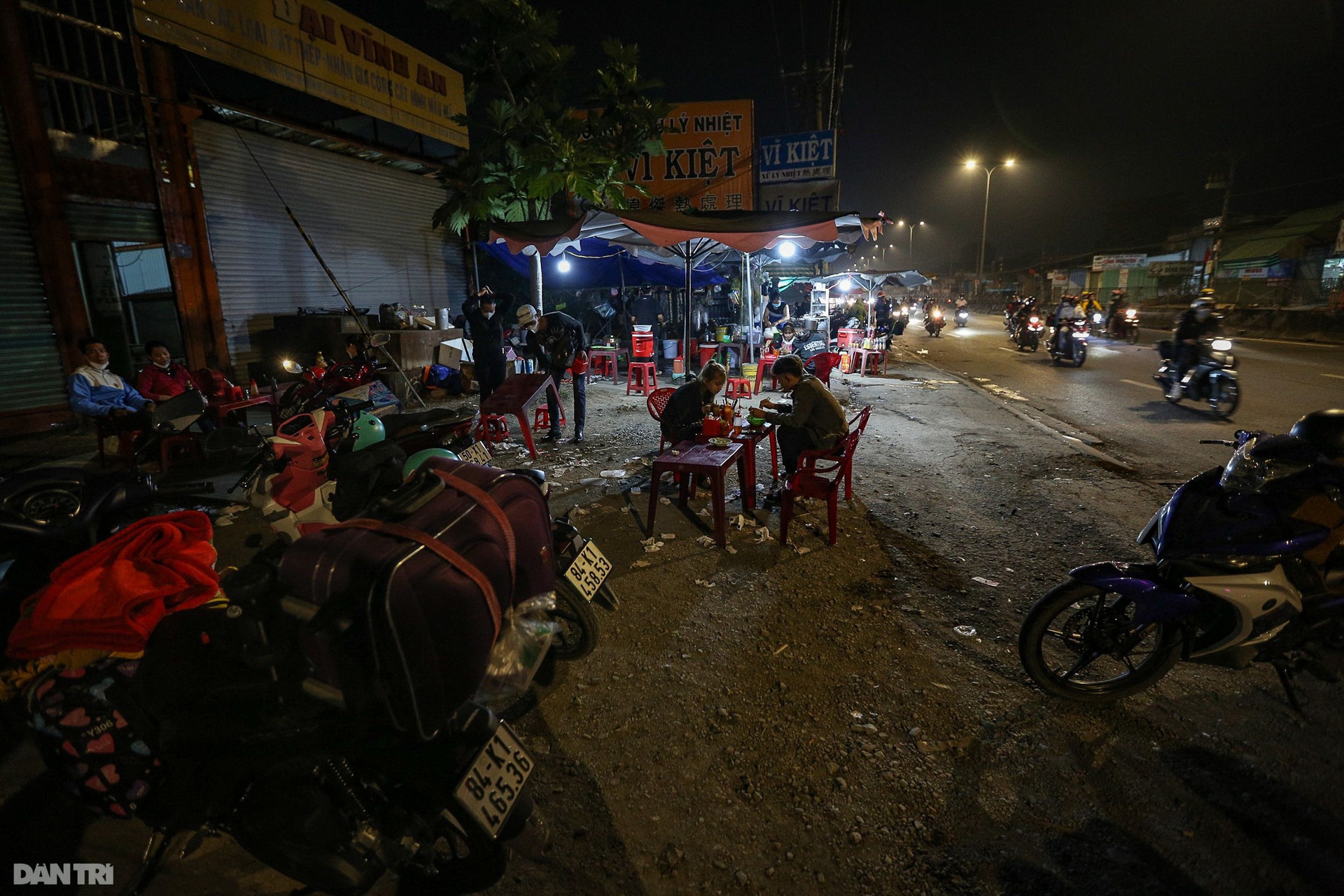 Người lớn, trẻ nhỏ vật vờ ở cửa ngõ phía Tây TPHCM trên đường về quê ăn Tết - 11