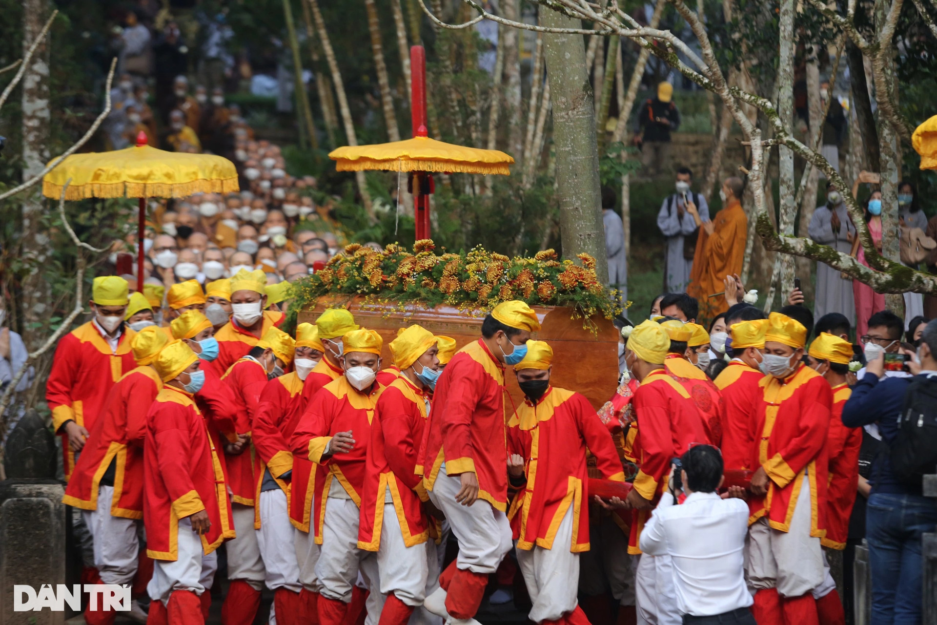 Hàng nghìn người đưa tiễn Thiền sư Thích Nhất Hạnh trong nghi lễ tâm tang - 2