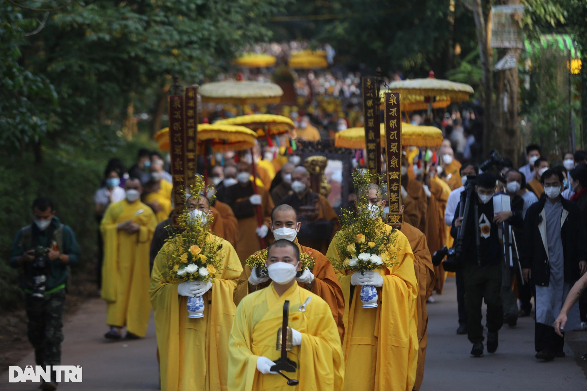 Hàng nghìn người đưa tiễn Thiền sư Thích Nhất Hạnh trong nghi lễ tâm tang - 1
