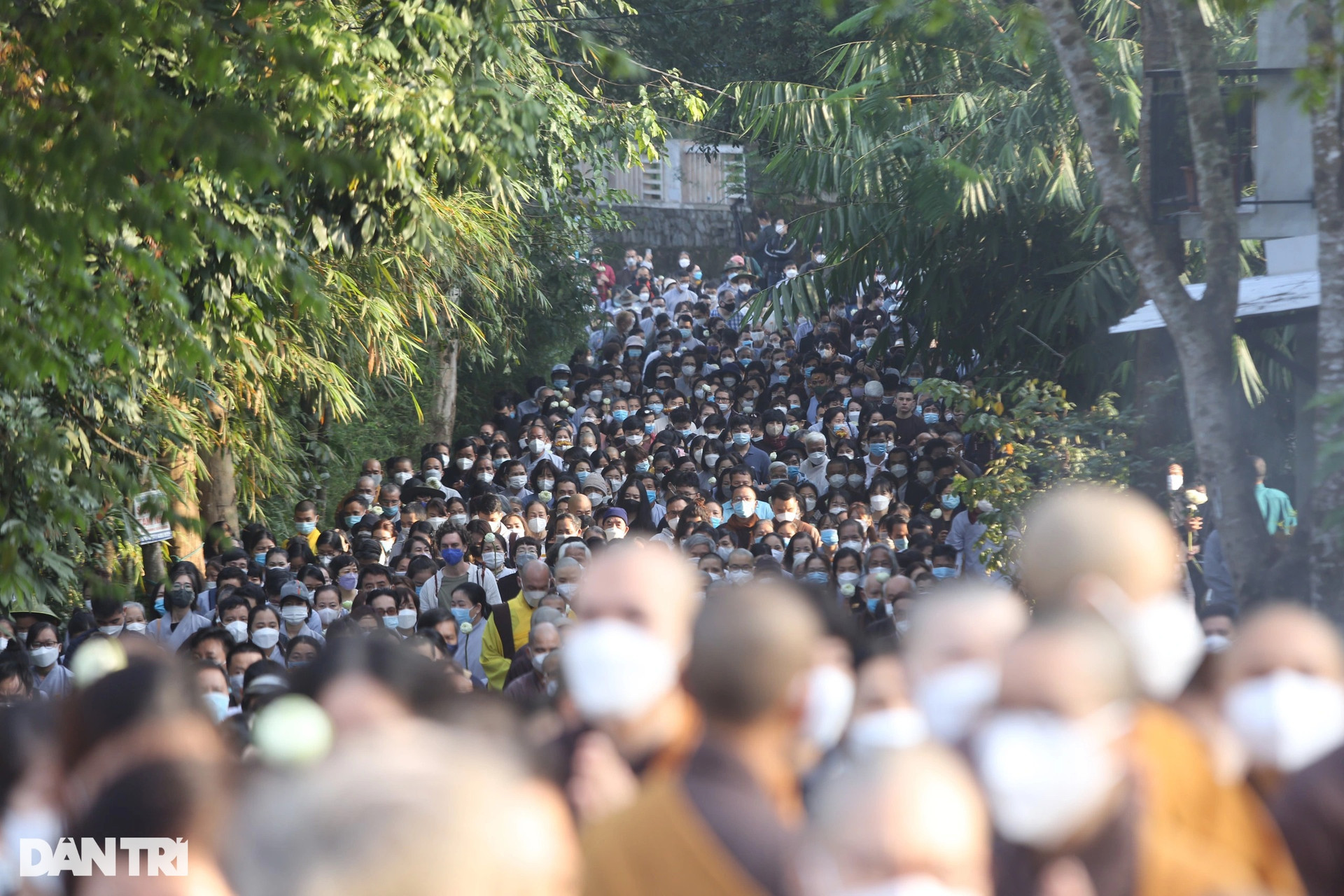 Hàng nghìn người đưa tiễn Thiền sư Thích Nhất Hạnh trong nghi lễ tâm tang - 4