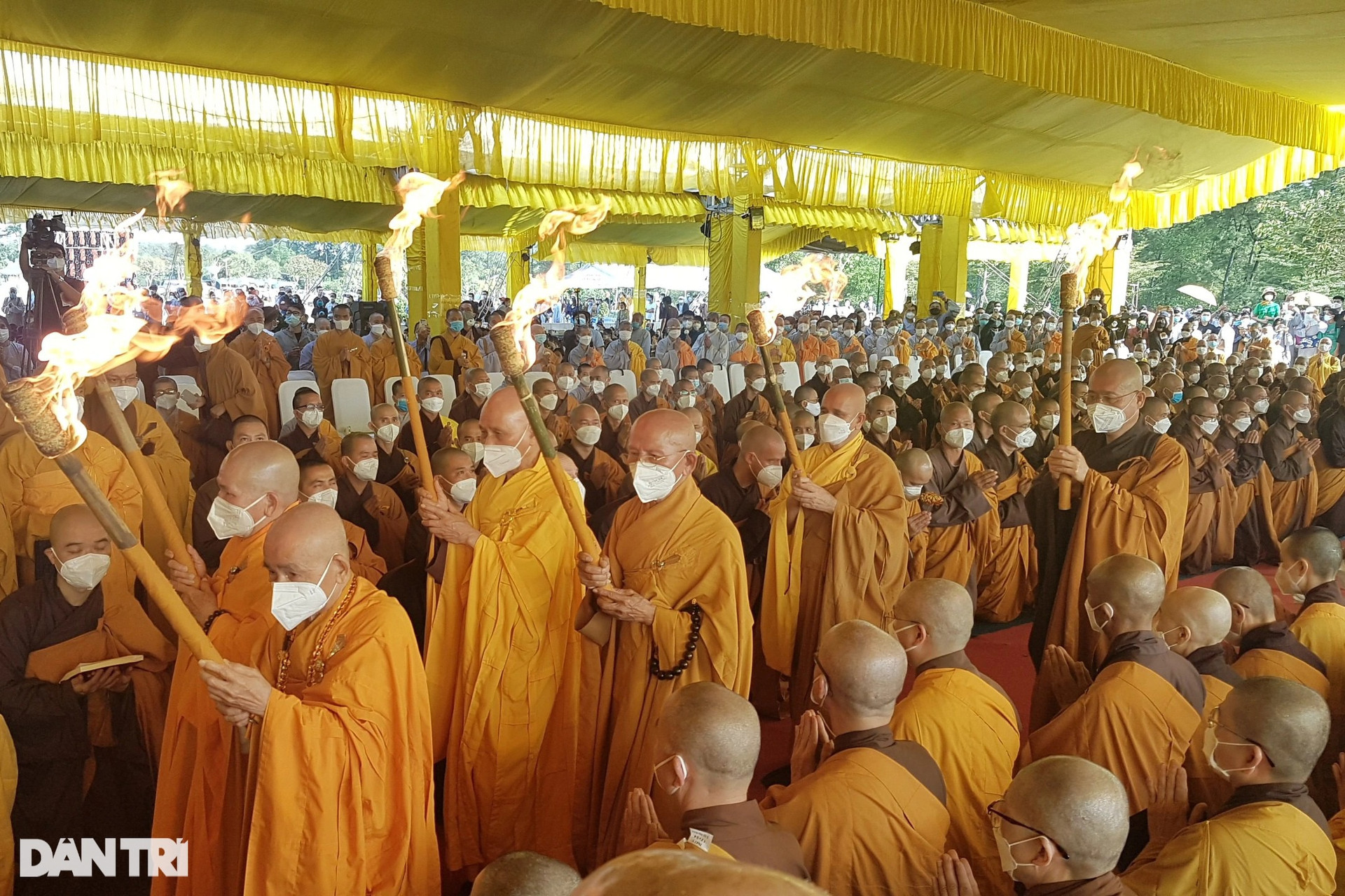 Hàng nghìn người đưa tiễn Thiền sư Thích Nhất Hạnh trong nghi lễ tâm tang - 7