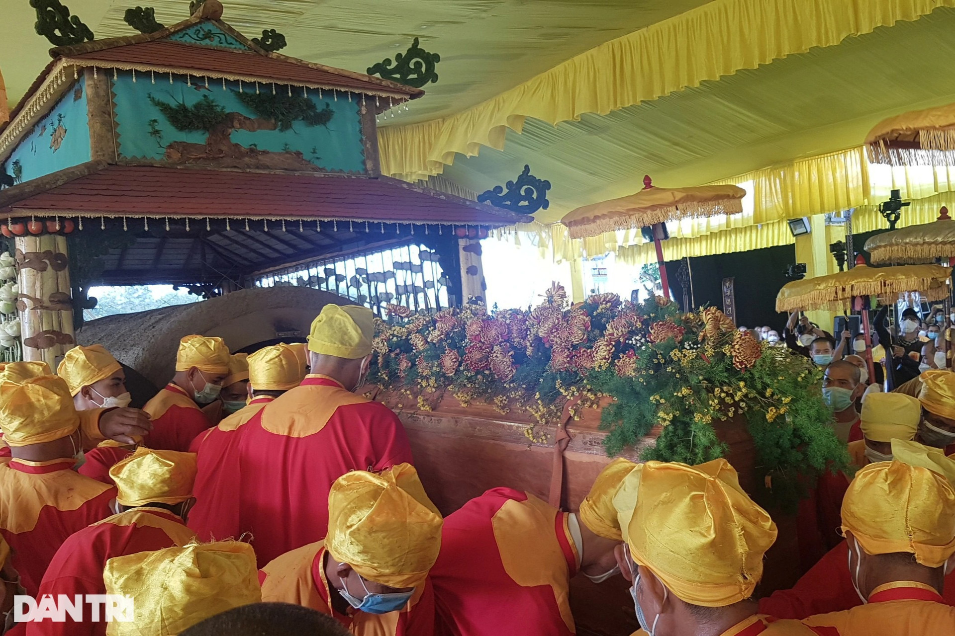 Hàng nghìn người đưa tiễn Thiền sư Thích Nhất Hạnh trong nghi lễ tâm tang - 6