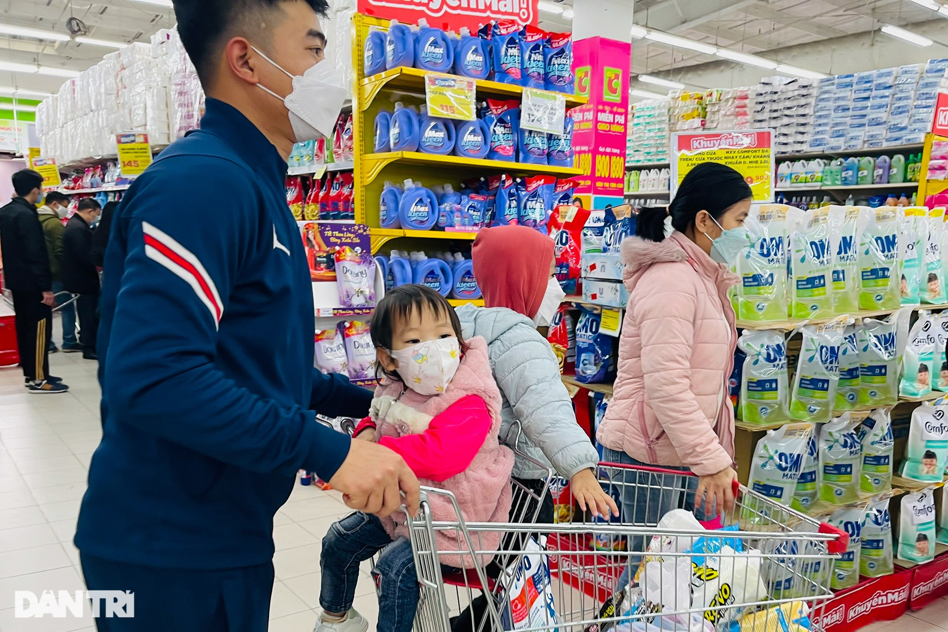 Người dân Hà Nội đổ xô vào siêu thị mua sắm trong ngày đầu nghỉ Tết - 3