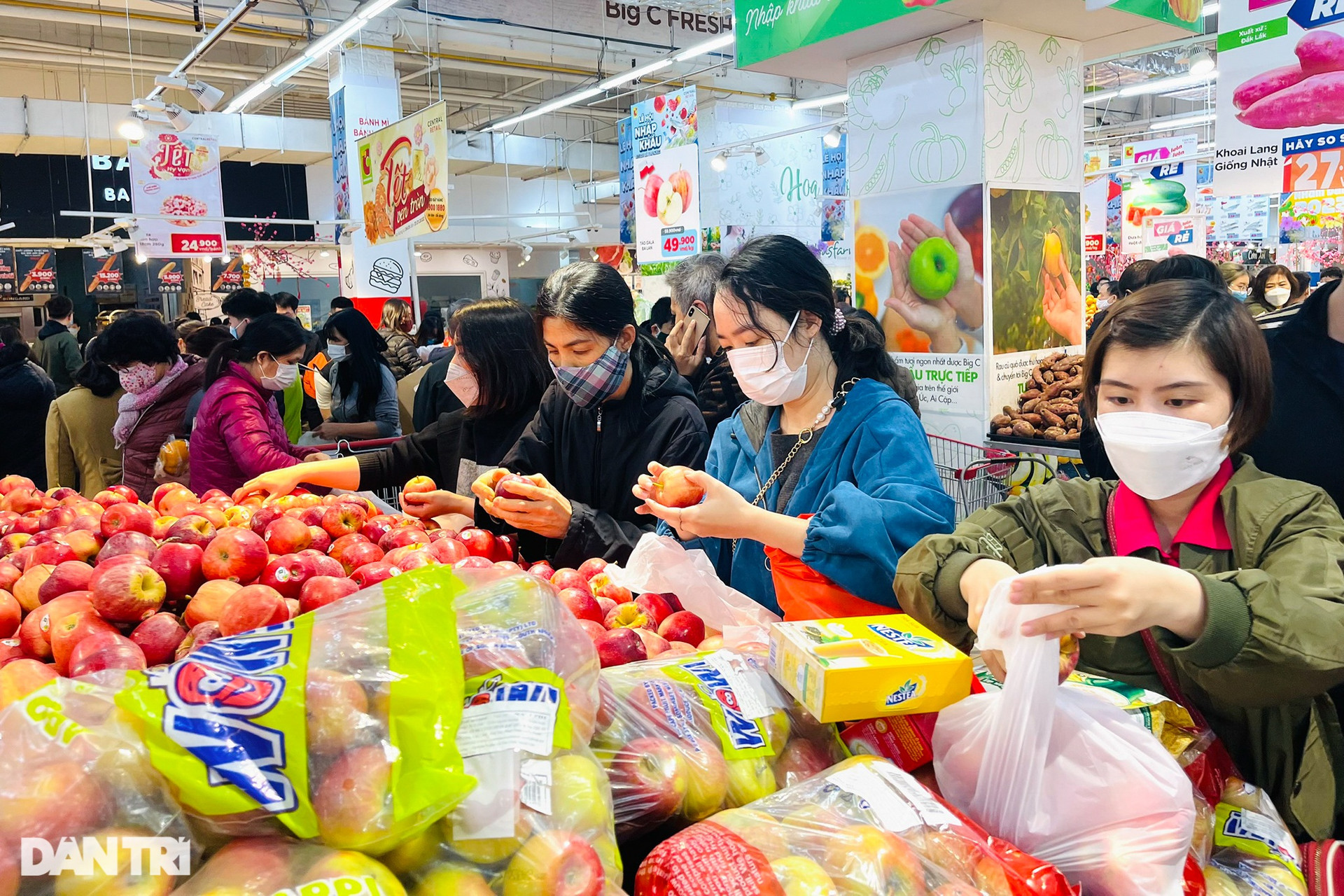 Người dân Hà Nội đổ xô vào siêu thị mua sắm trong ngày đầu nghỉ Tết - 4