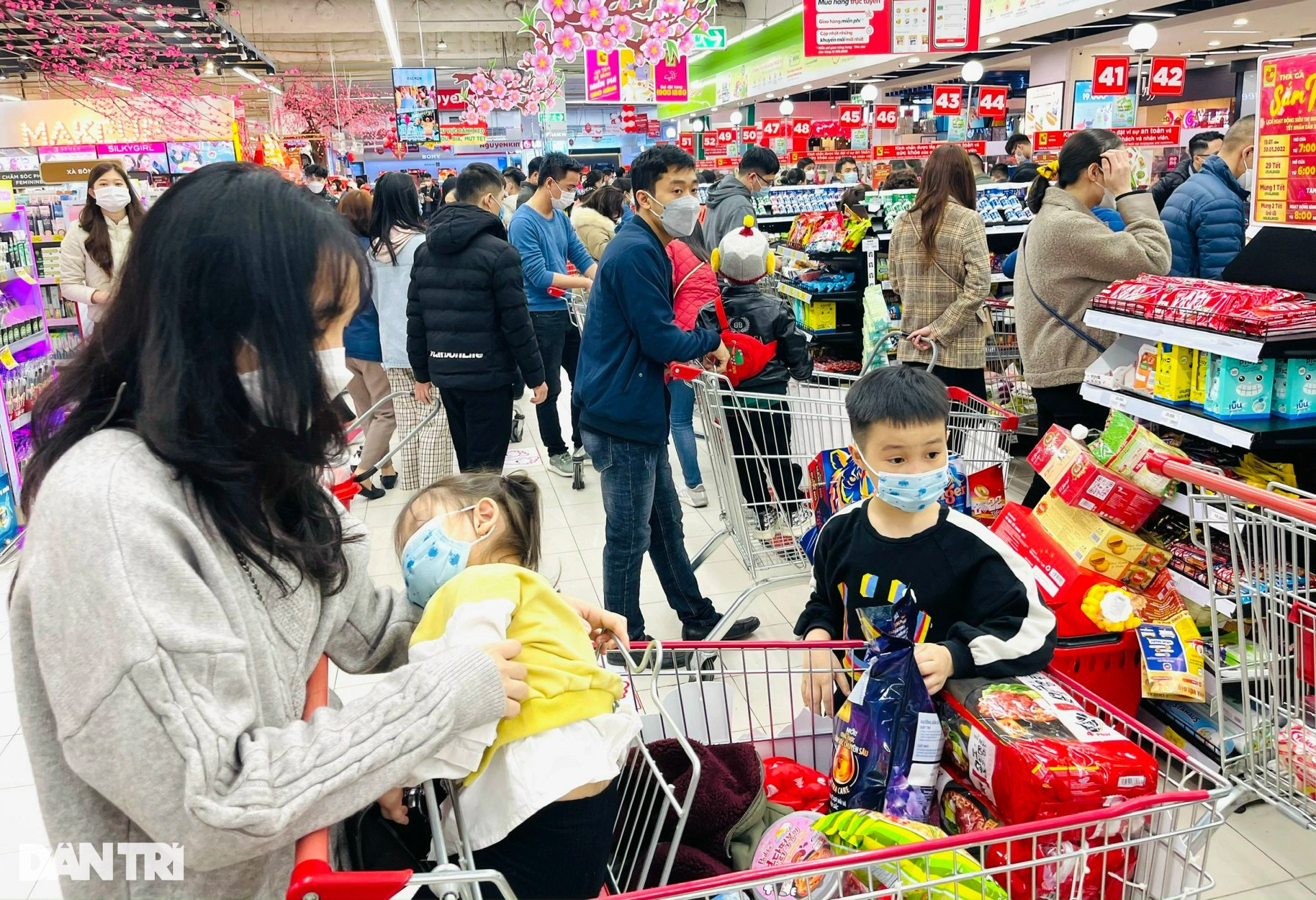 Người dân Hà Nội đổ xô vào siêu thị mua sắm trong ngày đầu nghỉ Tết - 5