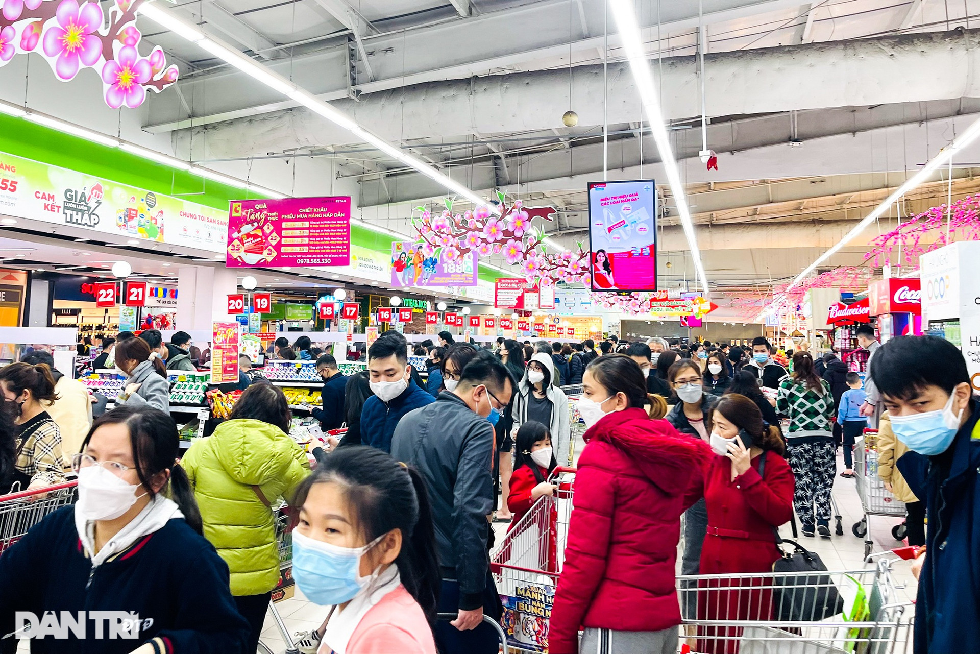 Người dân Hà Nội đổ xô vào siêu thị mua sắm trong ngày đầu nghỉ Tết - 2