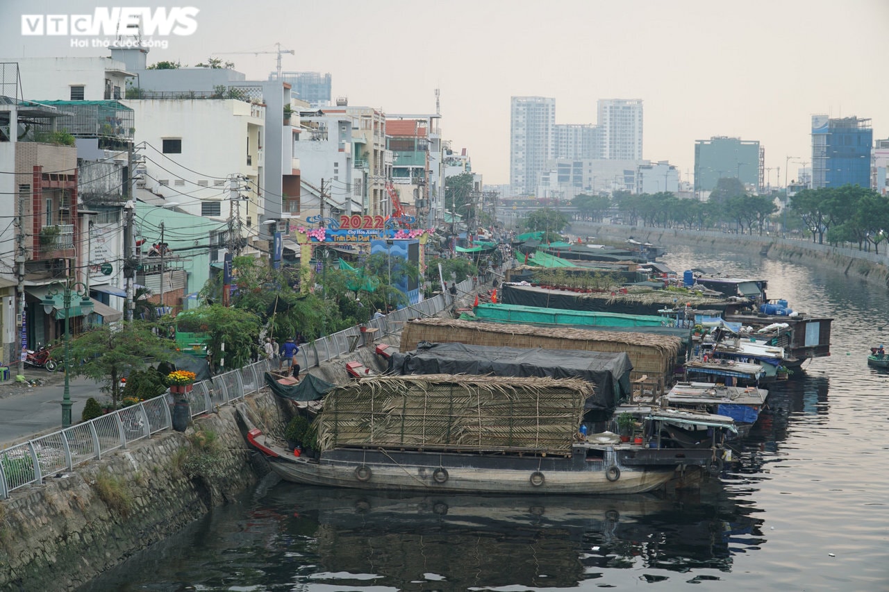 Ảnh: Chợ hoa 'Trên bến dưới thuyền' ở TP.HCM nhộn nhịp ngày giáp Tết - 4