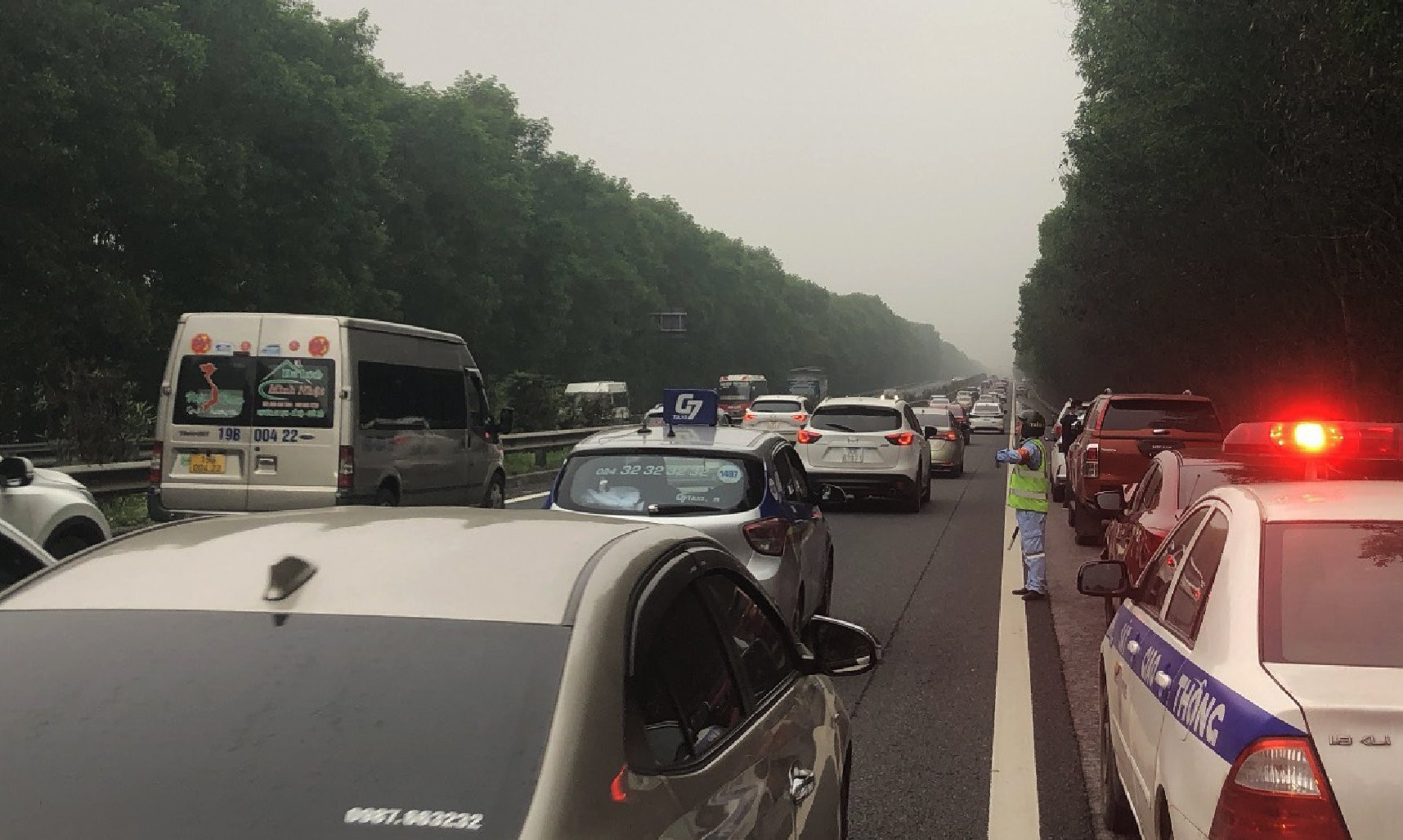 5 ô tô tông liên hoàn, cao tốc Pháp Vân -  Cầu Giẽ tắc dài từ sáng sớm - 5