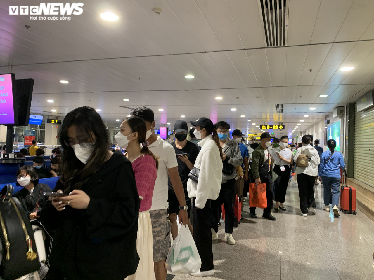 Ảnh: Hành khách 'rồng rắn' xếp hàng chờ bay ở Tân Sơn Nhất ngày 27 Tết - 6