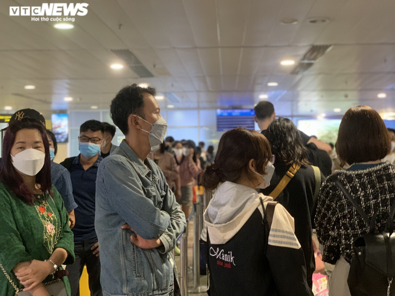 Ảnh: Hành khách 'rồng rắn' xếp hàng chờ bay ở Tân Sơn Nhất ngày 27 Tết - 8